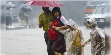 Read more about - WB Weather |  'ফেঞ্জলে'র প্রভাবে বৃষ্টি শুরু বঙ্গে, ভোর থেকেই ভাসছে জেলাগুলি