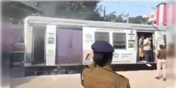 Read more about - Liluah Local Train Fire । হাওড়াগামী লোকাল ট্রেনে আগুন আতঙ্ক! লিলুয়া স্টেশনে প্রাণে বাঁচলো যাত্রীরা