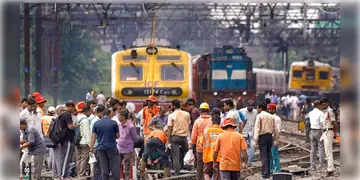 Read more about - Sealdah Local | উইকেন্ডে বাতিল একাধিক লোকাল ট্রেন, ভোগান্তি শিয়ালদহ শাখার যাত্রীদের