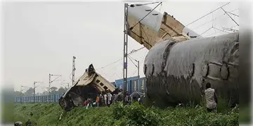 Read more about - Kanchanjunga Express | ক্ষতিগ্রস্ত বগি বাদ দিয়ে যাত্রী-সহ শিয়ালদার উদ্দেশে রওনা দুর্ঘটনাগ্রস্ত কাঞ্চনজঙ্ঘা এক্সপ্রেসের! বাতিল ১৯টি ট্রেন!