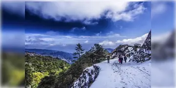 Read more about - Sandakphu Snowfall । শীতের বিকেলে মরসুমের প্রথম স্নো ফলের সাক্ষী থাকলো সান্দাকফু, পাহাড়রানী দার্জিলিঙ ঢাকলো বরফের চাদরে
