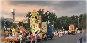 Read more about - Kolkata Traffic | দুর্গাপুজোর কার্নিভালের জেরে বন্ধ রেড রোড, শহরের একাধিক রাস্তায় যান নিয়ন্ত্রণ পুলিশের