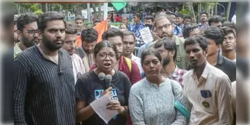 Read more about - R G Kar | ‘আন্দোলন অরাজনৈতিক’ সাফ জানিয়ে ৫ দফা দাবিতে অনড় আন্দোলনরত জুনিয়র ডাক্তাররা