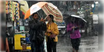 Read more about - Weather Update | মেঘলা আকাশ, ছিটেফোঁটা বৃষ্টির আশঙ্কা মহানগরীতে, একনজরে আজকের আবহাওয়া