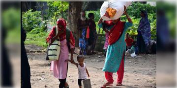 Read more about - India-Bangladesh | করা হয়েছিল 'পুশব্যাক', ভারত-বাংলাদেশ সীমান্ত দিয়ে দেশে ফিরলো সোনালি খাতুনের স্বামী!