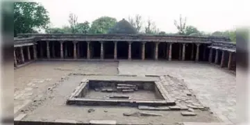 Read more about - Bhojshala । মধ্যপ্রদেশের বিতর্কিত ভোজশালার জমির নিচে হিন্দু দেবদেবীর মূর্তি ও মন্দিরের অস্তিত্ব পেল ASI!