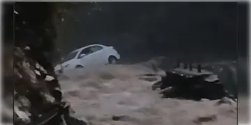 Read more about - North Sikkim Landslide | প্রবল বৃষ্টি-ধসে বিপর্যস্ত উত্তর সিকিম! আটকে প্রায় ২০০ পর্যটক! বন্ধ লাচুং, লাচেন ভ্রমণ!