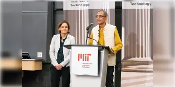 Read more about - Abhijit Banerjee | ফান্ড দিচ্ছে না ট্রাম্প, সস্ত্রীক আমেরিকা ছাড়ছেন নোবেলজয়ী অর্থনীতিবিদ অভিজিৎ!