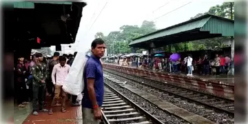 Read more about - Local Train Cancelled | শিয়ালদহ বনগাঁ শাখায় বন্ধ হয়ে গেল ট্রেন চলাচল, সিগন্যাল পয়েন্ট বিকলের জেরে প্রবল বিপাকে যাত্রীরা