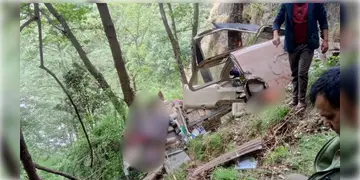 Read more about - Uttarkashi | গঙ্গোত্রী যাওয়ার সময় উত্তরকাশীতে ভেঙে পড়লো চপার! মৃত্যু ৫ জনের!