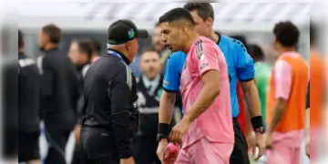 Read more about - Luis Suarez | বিপক্ষ কোচের মুখে থুতু! ফাইনাল হারতেই ‘অসংযমী’ সুয়ারেজ, পেলেন শাস্তিও