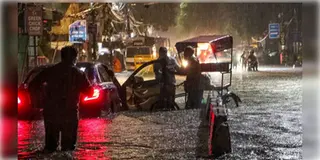 Read more about - Delhi Rain | ঝড় বৃষ্টির তোড়ে বিপর্যস্ত দিল্লি, জারি করা হলো রেড অ্যালার্ট !