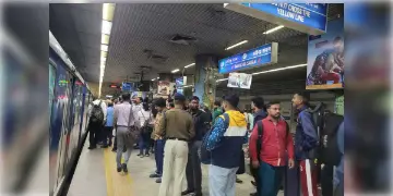 Read more about - Kolkata Metro | রবীন্দ্র সদন মেট্রোর লাইনে পড়লেন যাত্রী! দীর্ঘক্ষণ ব্যাহত রবীন্দ্র সরোবর-চাঁদনি চক মেট্রো পরিষেবা!