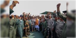 Read more about - Modi at Adampur Air Base | পঞ্জাবের আদমপুর বায়ু সেনাঘাঁটিতে PM মোদি, অভিনন্দন জানালেন জওয়ানদের!