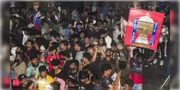 Read more about - Chinnaswamy Stadium Stampede | বেঙ্গালুরুর বিজয়োল্লাসে পদপিষ্ট একাধিক, নিহতদের ১০ লক্ষ আর্থিক সাহায্যর ঘোষণা মুখ্যমন্ত্রী সিদ্দারামাইয়ার।