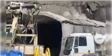 Read more about - Shimla Tunnel | শিমলায় ভূমিধসের জেরে ভেঙ্গে পড়ল নির্মীয়মাণ সুড়ঙ্গ! খননকাজের সময়ই পাহাড়ের একটি বড় অংশ ভেঙে পড়ে