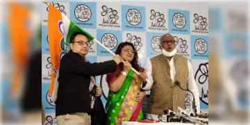 Read more about - চোখে জল নিয়ে স্ত্রী তৃণমূলের সুজাতাকে ডিভোর্স নোটিশ পাঠাচ্ছে বিজেপি সাংসদ সৌমিত্র খাঁ