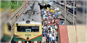 Read more about - Railway | আন্দুল স্টেশনে কাজের জন্য  ২০২টি লোকাল ট্রেন বাতিল করলো দক্ষিণ-পূর্ব রেলওয়ে! বাতিল একাধিক দূরপাল্লার ট্রেনও!