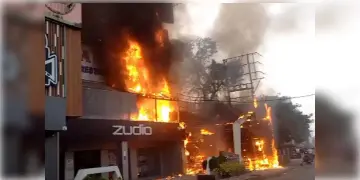 Read more about - Barrackpore Fire | ব্যারাকপুরে অতীন্দ্র সিনেমা হলের পাশে আগুন! 'এমন আগুন আগে লাগেনি' বলছেন স্থানীয়রা