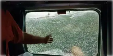 Read more about - Tapti Ganga Express | প্রয়াগরাজগামী স্পেশাল ট্রেন লক্ষ্য করলে হামলা! ভাঙলো জানলার কাঁচ