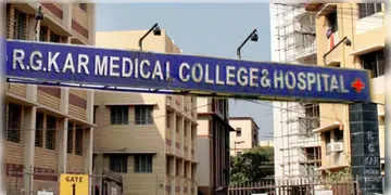 Read more about - RG Kar Hospital । আর জি কর মেডিক্যাল হাসপাতালের সেমিনার রুম থেকে কর্তব্যরত জুনিয়র মহিলা চিকিৎসকের অর্ধনগ্ন দেহ উদ্ধার
