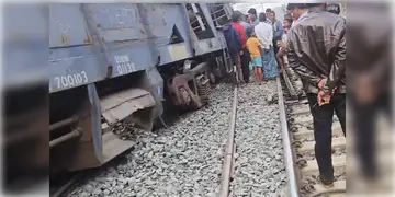 Read more about - Bankura Goods Train Derailed | ফের লাইনচ্যুত ট্রেন! বাঁকুড়ায় মালগাড়ির দুর্ঘটনায় বাতিল একাধিক ট্রেন