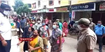 Read more about - পুরসভা চত্বরে ভোর রাত থেকে লাইন দিয়েও মিলছে না ভ্যাকসিন, হাহাকার হুগলির উত্তরপাড়ায়