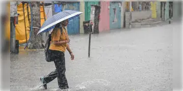 Read more about - Weather Update | ছিটেফোঁটা বৃষ্টির আশঙ্কা মহানগরীতে, একনজরে কলকাতার আজকের আবহাওয়া