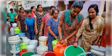 Read more about - Bengaluru | পানীয় জল অন্য কাজে ব্যবহার করলেই ৫ হাজারের জরিমানা! জলসংকটের চিত্র বদলাতে কড়া পদক্ষেপ বেঙ্গালুরুতে!