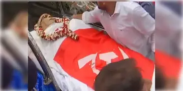 Read more about - Buddhadeb Bhattacharya । শেষবারের মতো পাম অ্যাভিনিউয়ের ফ্ল্যাট থেকে বেরলেন বুদ্ধবাবু! নিউমোনিয়ার জেরে কার্ডিয়াক অ্যারেস্ট-জানালেন চিকিৎসক