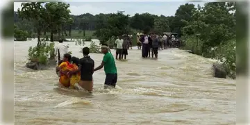 Read more about - WB Flood Situation | বিপদসীমার উপর দিয়ে বইছে একাধিক নদী, তবুও জল ছাড়া বন্ধ করছে না ডিভিসি