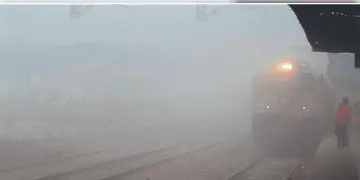 Read more about - Railway | কুয়াশার জেরে গতি হারাবে লোকাল ও দূরপাল্লার ট্রেন, শীত বাড়তেই সমস্যায় রেলযাত্রীরা