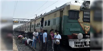 Read more about - Train Blockade | ষষ্ঠীর সকালেই ব্যাহত রেল পরিষেবা, অবরোধের কারণে সোনারপুর দক্ষিণ শাখায় রেল পরিষেবা বন্ধ থাকে