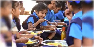 Read more about - Telangana । মিড ডে মিল খেয়ে গুরুতর অসুস্থ ২২ ছাত্রী, চাঞ্চল্য ছড়ালো তেলেঙ্গানায়