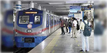 Read more about - East West Metro । চলবে হেলথ চেকআপ, ২দিন বন্ধ থাকবে সেক্টর ফাইভ থেকে হাওড়া ময়দান পর্যন্ত মেট্রো পরিষেবা