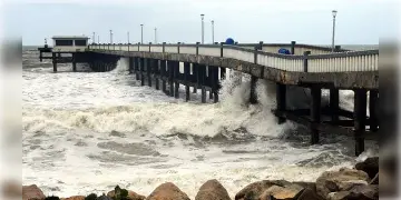 Read more about - পশ্চিমবঙ্গ উপকূলে কি আছড়ে পড়বে ঘূর্ণিঝড়? কী জানালো মৌসম ভবন