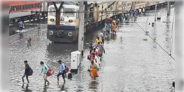 Read more about - Kolkata Flood | জলমগ্ন কলকাতায় বন্ধ একাধিক লোকাল-দূরপাল্লার ট্রেন, বন্ধ চক্র রেল