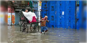 Read more about - Weather Update | ঝড়-বৃষ্টির সাঁড়াশি আক্রমণে জেরবার মহানগর, একনজরে কলকাতার আজকের আবহাওয়া আপডেট