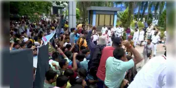 Read more about - Bikash Bhavan | নতুন চাকরিপ্রার্থীদের আন্দোলনে উত্তপ্ত বিকাশ ভবন চত্বর! টেনে হিঁচড়ে সরিয়ে দিলো পুলিশ!