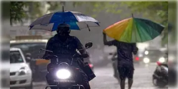 Read more about - WB Weather | বেলা বাড়তেই পরিবর্তন আবহাওয়ার! আজ রাজ্যের সব জেলাতেই বিক্ষিপ্তভাবে বজ্রবিদ্যুৎ-সহ বৃষ্টির সম্ভাবনা!