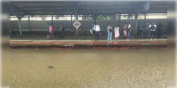 Read more about - Mumbai Weather | রেকর্ড বৃষ্টি মুম্বই নগরীতে! ভেসে গিয়েছে গাড়ি, থমকে ট্রেন চলাচল!