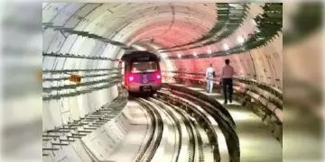 Read more about - Kolkata Metro | শীঘ্রই চলবে হাওড়া-শিয়ালদহ মেট্রো! চালু হবে কবি সুভাষ- রুবি মেট্রো পরিষেবাও! জানুন মেট্রো সম্পর্কিত আরও খবর