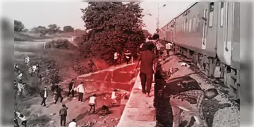 Read more about - Pushpak Train Accident | অগ্নিকাণ্ডের আতঙ্কের জেরে চলন্ত ট্রেন থেকে ঝাঁপ! অন্তত ৭ জনকে পিষে দিলো পাশের ট্রেকের ট্রেন