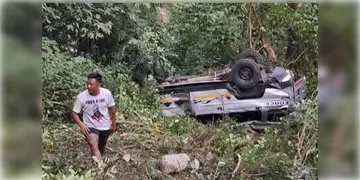 Read more about - Mirik-Road Accident | মিরিকের রাস্তায় ১৫০ ফুট গভীর খাদে ক্রজার গাড়ি! মৃত ৩, জখম একাধিক