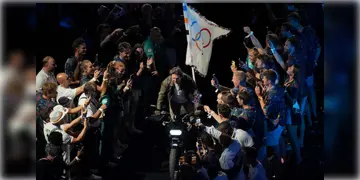 Read more about - Paris Olympic 2024 | স্টেডিয়ামের ছাদ থেকে দড়ি বেয়ে ঝাঁপ টম ক্রুজের! সঙ্গে লাইট শো-সহ একাধিক চমক দিয়ে শেষ হলো প্যারিস অলিম্পিক