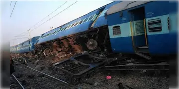 Read more about - Train Derailed | লাইনচ্যুত পুদুচেরিগামী ট্রেনের ৫টি বগি! চালকের তৎপরতায় প্রাণে রক্ষা পেলেন ৫০০ যাত্রী