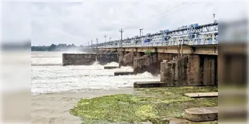 Read more about - DVC | পশ্চিমবঙ্গের বহু এলাকা প্লাবিত হওয়ার আশঙ্কা সত্ত্বেও উল্টে আরও ১ লক্ষ কিউসেক বেশি জল ছাড়ল DVC