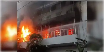 Read more about - Sealdah ESI Hospital | শিয়ালদহ ইএসআই হাসপাতালে আগুন! ঘটনাস্থলে দমকলের ১০টি ইঞ্জিন! এক রোগীর মৃত্যুর অভিযোগ
