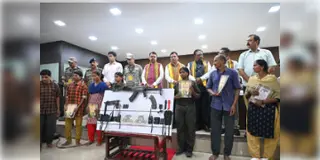 Read more about - Maoists | মুখ্যমন্ত্রী ফড়ণবীশের হাত ধরে আত্মসমর্পণ ১২ মাওবাদী নেতার, মাথার দাম ছিলো ১ কোটি টাকা!