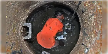 Read more about - Manual Scavenging | এবার থেকে ম্যানহোল পরিষ্কারে নামানো যাবে না মানুষকে, ম্যানুয়াল স্ক্যাভেঞ্জিং নিয়ে কড়া নির্দেশ সুপ্রিম কোর্টের